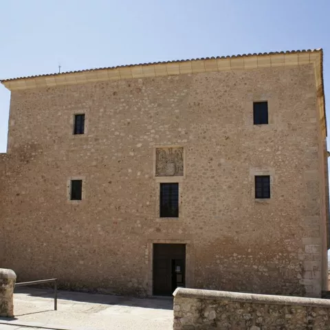Edificio histórico sobre cortado natural