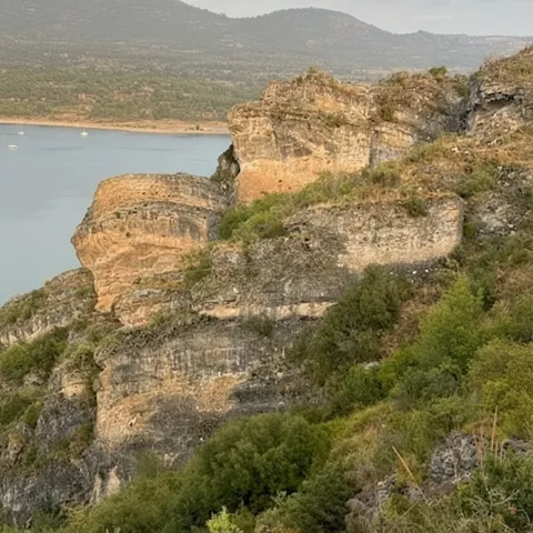 Cortados rocosos sobre el agua