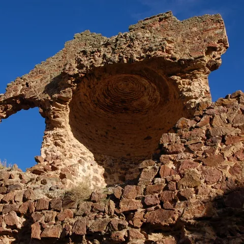 Detalle de bóveda de piedra en estructura defensiva medieval