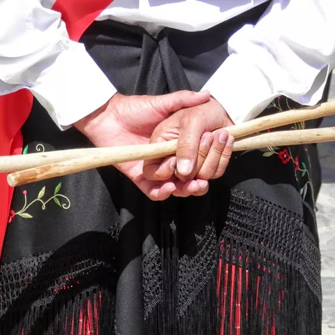 Palos de danza y traje tradicional.