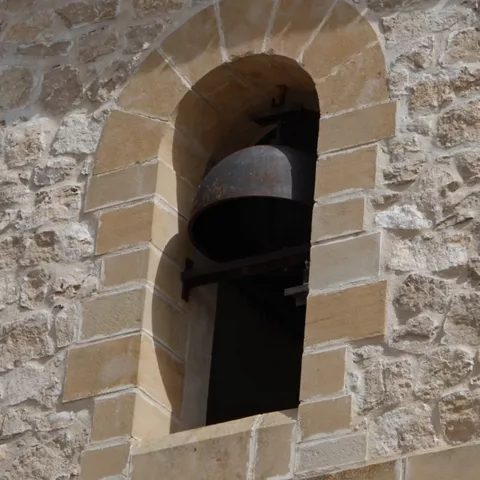 Campana en torre de piedra.