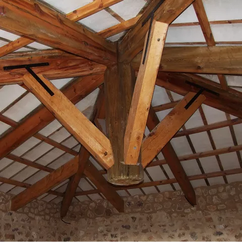 Estructura de vigas de madera en cubierta tradicional