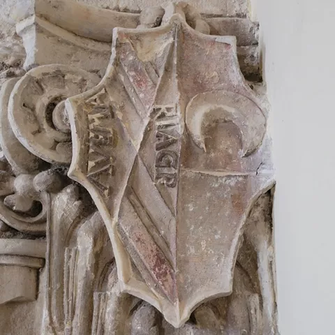 Escudo heráldico tallado en piedra antigua.
