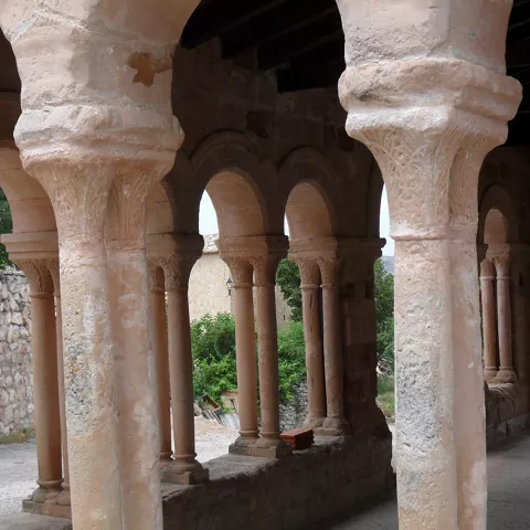 Detalle de columnas y capiteles tallados en pórtico.