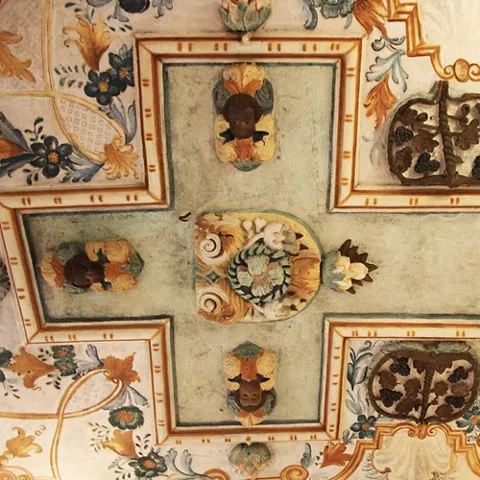 Techo decorado con relieves y motivos ornamentales pintados