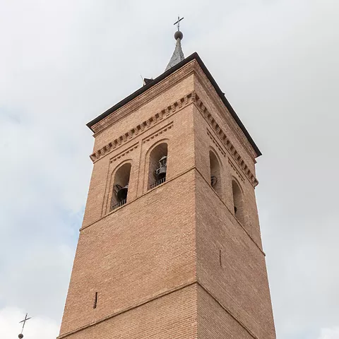 Torre campanario de ladrillo en arquitectura religiosa.