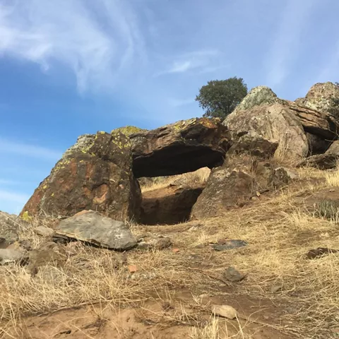 Formación rocosa con abertura natural entre piedras.