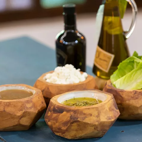 Cuencos de madera con aceite, salsa y queso