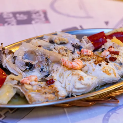 Fuente de pescado al horno con mariscos y pimientos