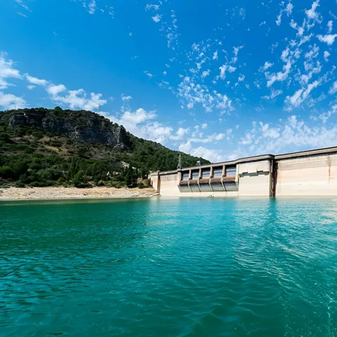 Presa de hormigón sobre embalse azul