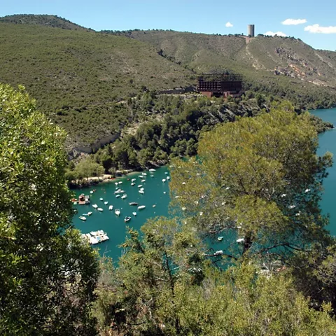 Puerto deportivo entre montes