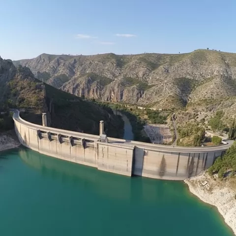 Vista aérea de presa en valle montañoso