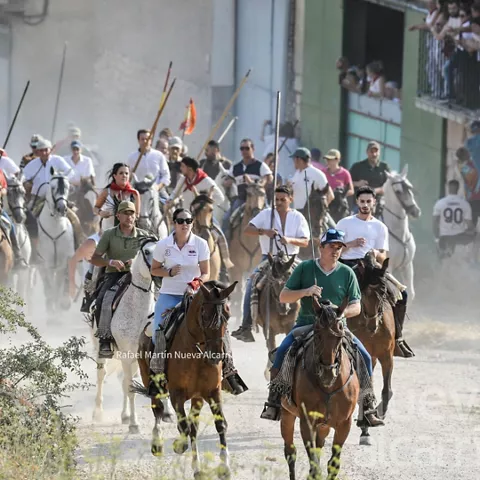 Encierro a caballo atravesando el pueblo.