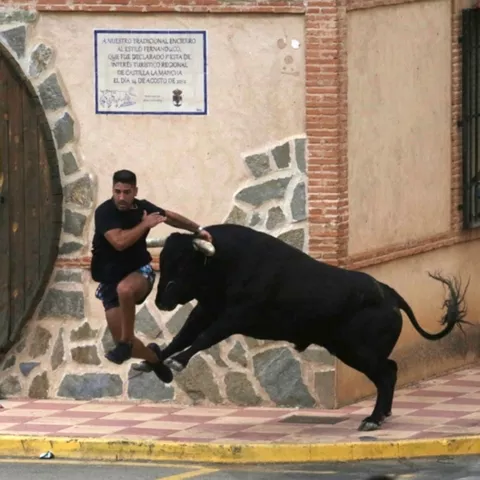 Salto para esquivar a un toro junto a una fachada