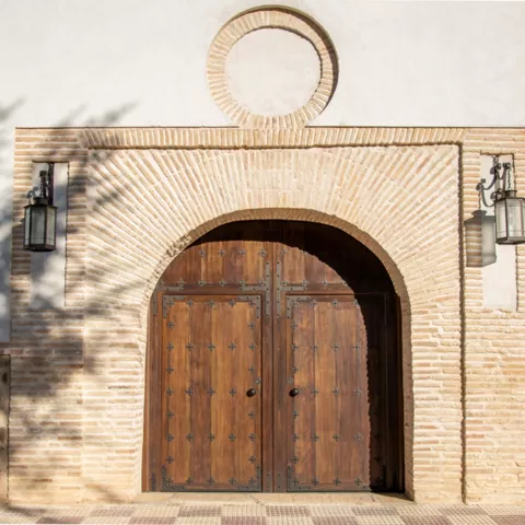 Portón de madera bajo arco de ladrillo