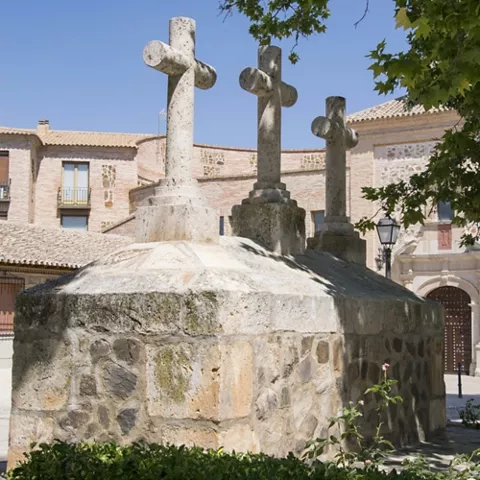 Cruces de piedra en espacio religioso.