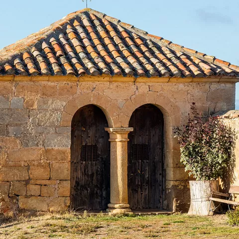 Ermita rural en entorno natural