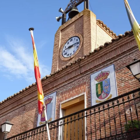 Reloj y campana en torre de edificio histórico