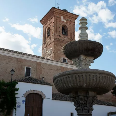 Fuente de piedra frente a edificio religioso