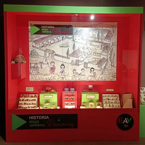 Vitrina sobre la edad antigua con ilustración y piezas arqueológicas