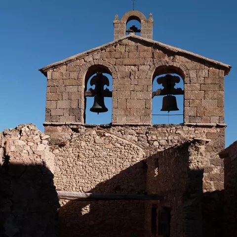 Espadaña de piedra con campanas.