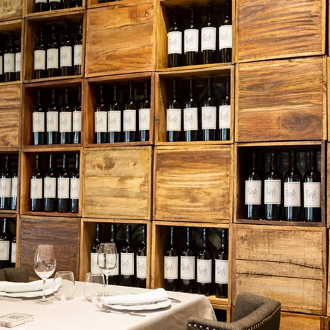 Estantería de madera con botellas de vino