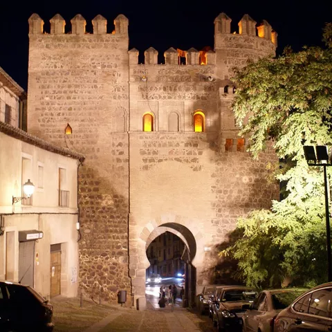 Puerta del Sol de Toledo iluminada de noche