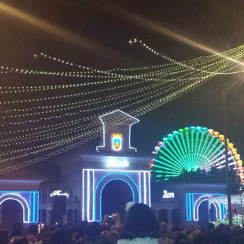 Puerta monumental iluminada con decoración festiva nocturna.