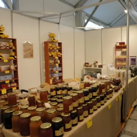 Puesto de venta de miel y productos apícolas.