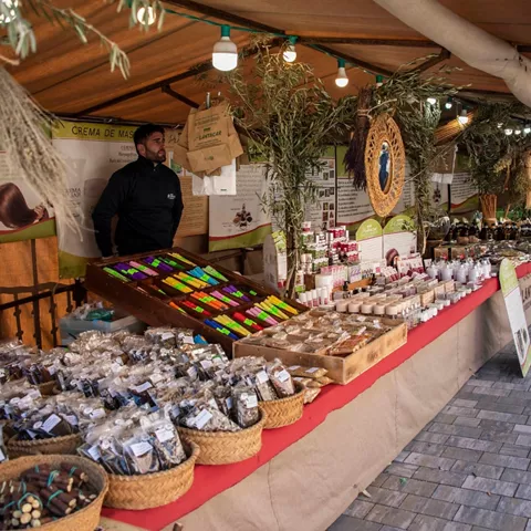 Mercado medieval con productos artesanales.
