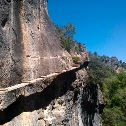 Sendero colgado en pared de roca