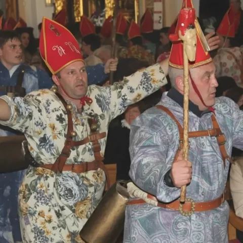 Endiablados dentro de la iglesia con cencerros