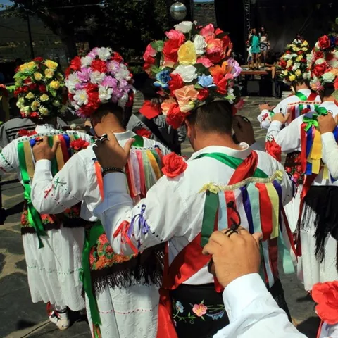 Grupo con coronas florales.