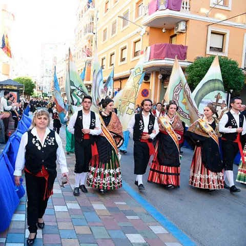 Desfile festivo con trajes tradicionales