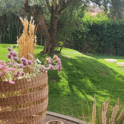 Cesta sobre mesa de eventos