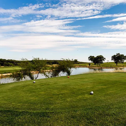 Salida de golf junto a lago