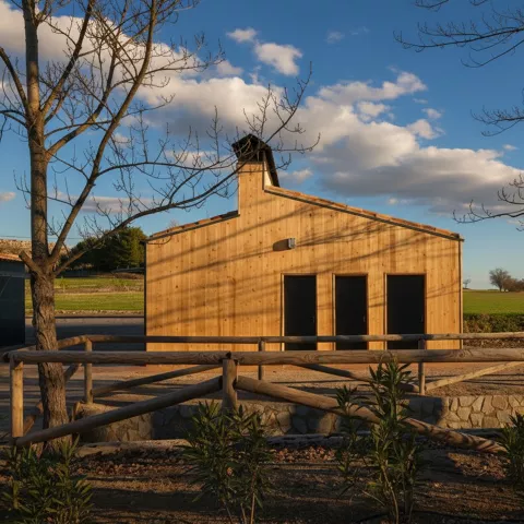 Edificio rural de madera en las afueras de Higueruela rodeado de campos y naturaleza.