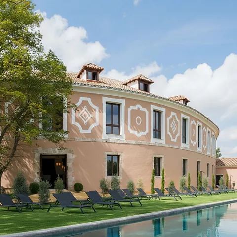 Fachada decorada junto a jardín y piscina.