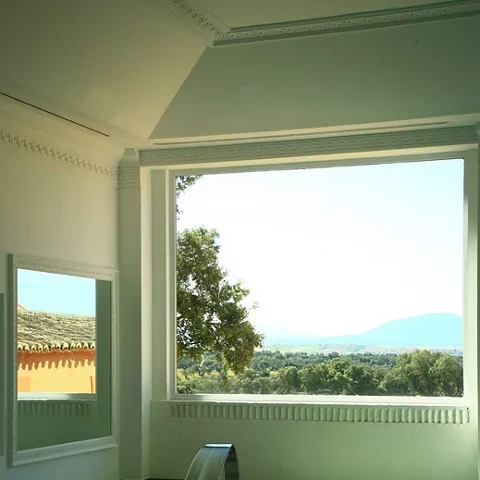 Piscina interior con cascada y vista al paisaje