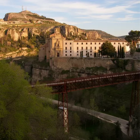 Puente metálico sobre cañón fluvial