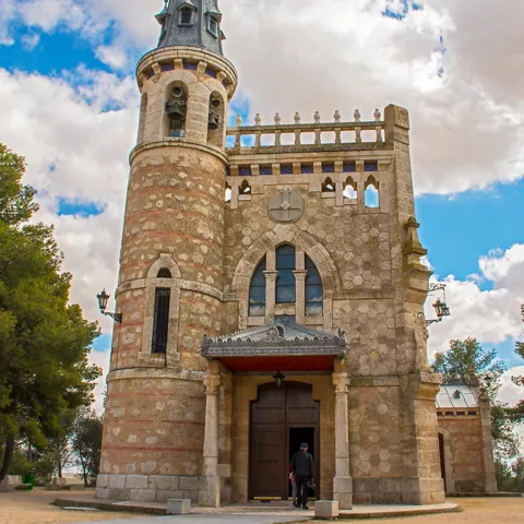 Fachada de iglesia de piedra con torre esbelta