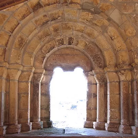Ventana románica abocinada con arco de medio punto