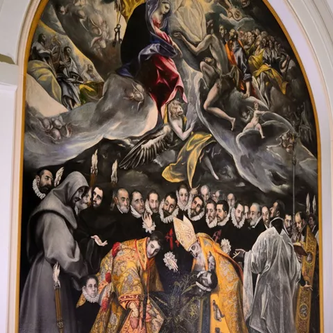 Gran pintura religiosa enmarcada en arco blanco.