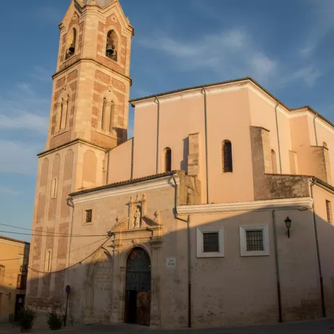 Portada clásica con escudo en relieve