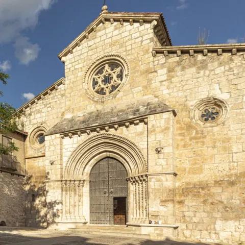 Fachada de piedra con rosetón circular.