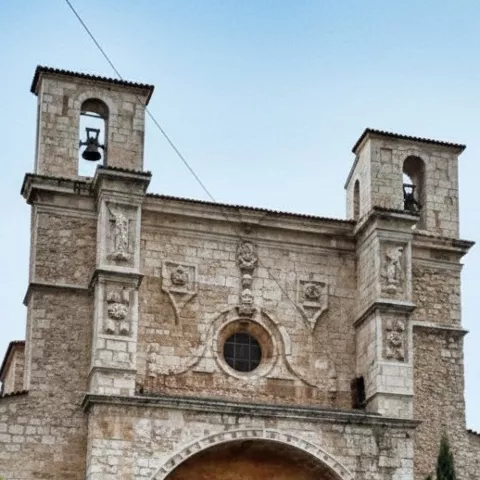 Entrada principal con rosetón y torres gemelas.
