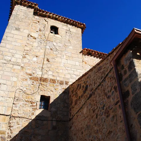 Torre de iglesia de piedra