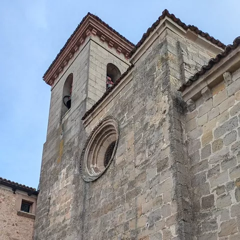 orre campanario de sillería con vano de campana.