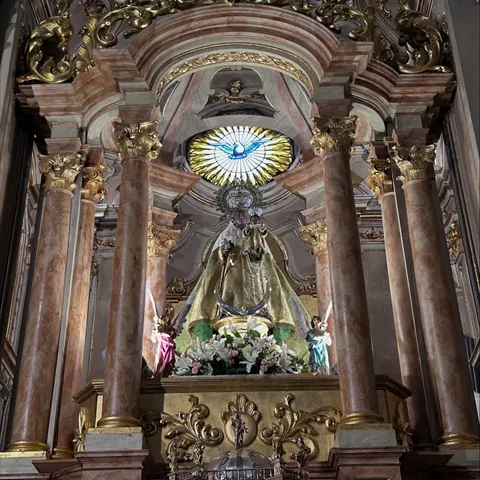 Retablo barroco con columnas, vidriera y escultura central
