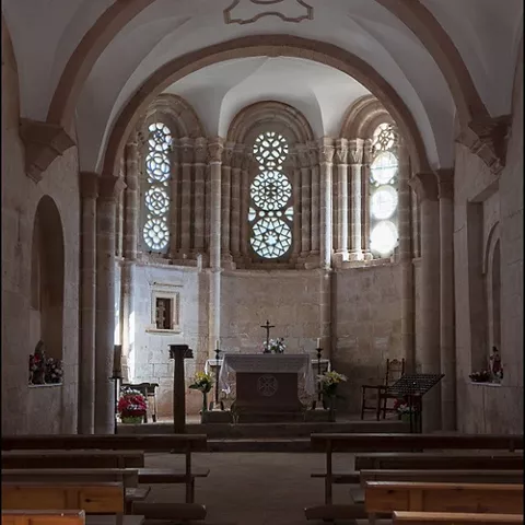 Nave central con altar y bancos de madera